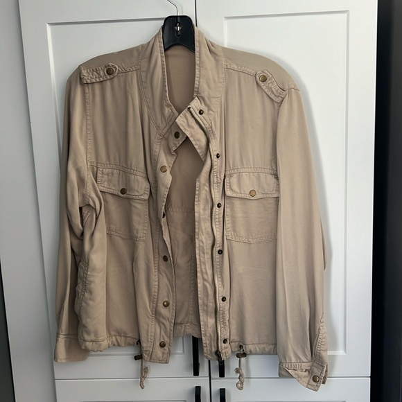 Tan light jacket size medium - Picture 1 of 3